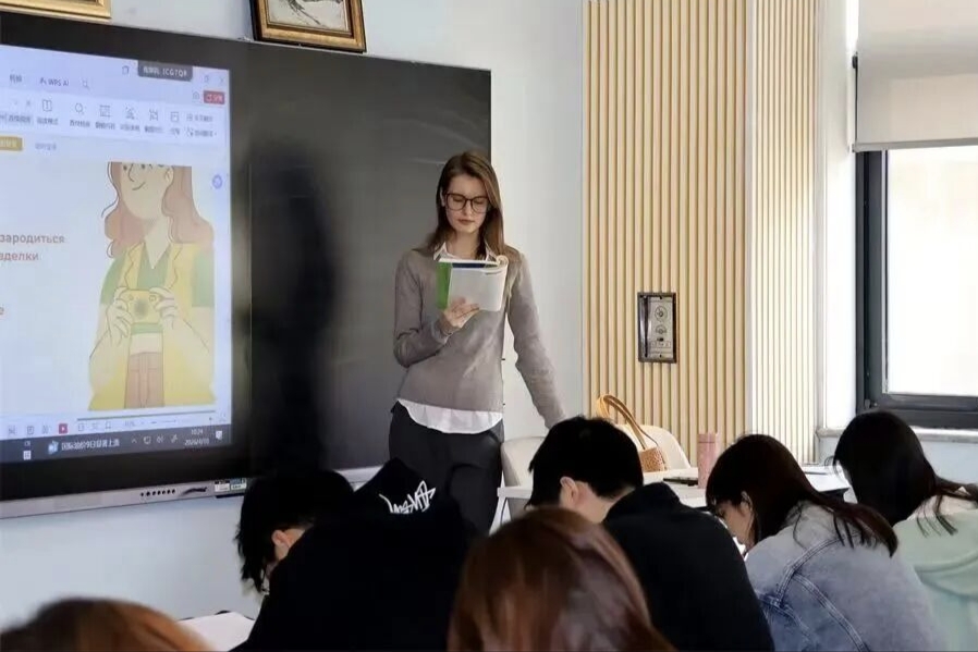 记西译俄语外教卡里娜